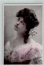 Portrait einer jungen Frau mit Blume im Haar Haarmode Privatfoto AK
