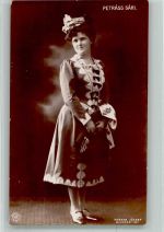 Budapest Portrait der Sängerin Sari Petrass Ort lt. Fotograf Kossak NPG Operette