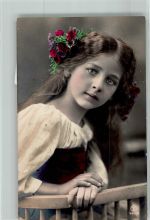 Mädchen mit Blumenschmuck im Haar Haarmode 1908