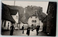 67468 W6731 Frankenstein , Pfalz 1925 Privatfoto AK Dorfstrasse Frau mit Kinderwagen Burgruine Frankenstein Dorfkirche