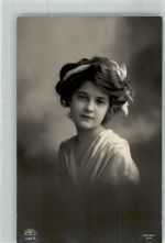 Portrait einer jungen Frau mit Haarband Fotograf Kiesel R. & K.L. 4197/5 Haarmode 1912
