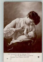 Junge Frau stillt ihr Baby Fotograf Manuel Muttertag 1915