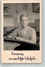 Junge in seinem letzten Schuljahr am Schreibpult Schule Privatfoto AK