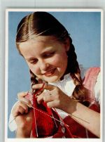 Kleines Mädchen mit Zöpfen bei der Näharbeit Stricken Foto AK