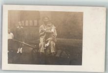 Mutter mit kleinem Mädchen auf einer Karre Muttertag Privatfoto AK