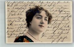 Portraitaufnahme einer jungen Frau mit Perlenkette Serie Monna Vanna No. 16 GL & Co 1904
