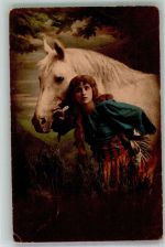 Junge Frau im bunten Kleid mit ihrem Schimmel Pferd 1919