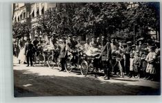 78462 W7750 Konstanz Foto AK Strassenpublikum Fahrräder Soldaten Ort lt. Fotograf