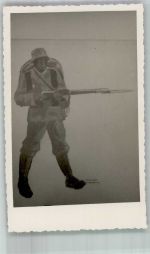 Landser mit Marschgepäck und Karabiner mit aufgepflanztem Bajonett Wehrmacht WK II Künstlerkarte