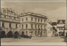 um 1930 - Trebon, Sudeten, Hotel und Gymnasium, alte Autos