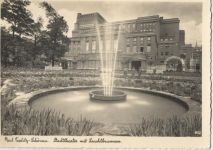 um 1930/40 - Bad Teplitz-Schönau, Kr. Teplitz-Schönau, Sudeten: Blick auf das Stadttheater mit dem Leuchtbrunnen (theatre, fountain), Foto-Ak Nr. 800