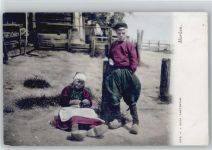 Kinder aus Marken beim Stricken, Holzschuhe Handarbeit