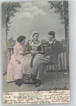 Serie Nr. 686 -Mutter mit Tochter und Strickzeug auf der Parkbank, ein Junger Mann daneben und liest ein Buch Stricken 1903