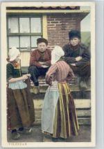 Trachten aus Volendam , Mädchen beim Stricken Stricken 1927