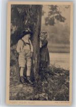 Kinder spielen am Baum Säuglingsfürsorge