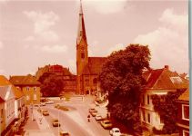 25709 W2222 Marne FOTO KEINE AK Blick auf das Rathaus mit Kirche, VW-Käfer, Geschäftsstraße