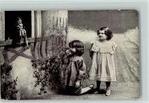 wird am Fenster wird gespielt, kl. Mädchen schauen zu und machen eine Fratze Kasperltheater