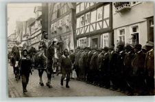 34454 W3548 Mengeringhausen Privatfoto AK Festzug Ritter Ritterrüstung Fachwerkhäuser Ort lt. Stempel