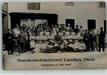 W6740 Landau in der Pfalz Standortschlächterei Gruppenaufnahme Metzger Radfahrer Kuh Fleischerei Foto AK