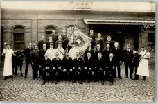 24937 W2390 Flensburg Privatfoto AK Gruppenaufnahme Schlachtergesellen Rinder Flagge Ort handschriftlich