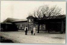 25917 W2262 Leck Foto AK Posthilfstelle Wessby Wohnhaus Familieaufnahme