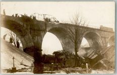 96337 W8642 Ludwigsstadt Foto AK Eisenbahnunglück Zerstörte Brücke und Eisenbahn-Waggons