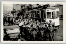 W7900 Ulm , Donau Musikzug der Wehrmacht führt eine Parade an vor dem Bahnhof-Hotel Straßenbahn Uniform Oldtimer Ort handschriftlich Wehrmacht WK II Privatfoto AK