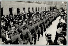 W8960 Kempten Allgäu Parade von Landsern in Uniform durch die Stadt Ort lt. Fotograf Hauck Wehrmacht WK II Foto AK