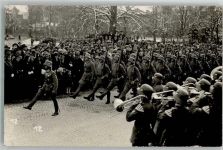 W8960 Kempten Allgäu Landser in Uniform bei einer Parade im Stechschritt Ort lt. Fotograf Hauck Wehrmacht WK II Foto AK