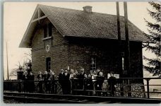 82496 W8106 Oberau , Loisach Privatfoto AK Bahnhof Gruppenphoto