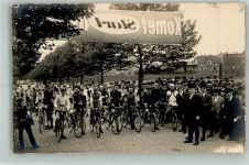 54516 W5560 Wittlich Foto AK Radrennen Startlinie Radrennfahrer Werbung Komet Ort handschriftlich