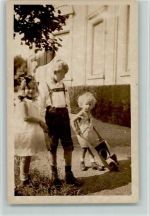 Privatfoto AK Kind mit einer Schubkarre Spielzeug
