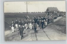 Musikkapelle dahinter die Dorfgemeinschaft, Foto AK Blasinstrument