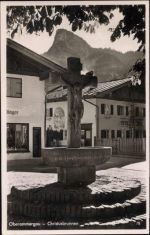 82487 W8103 Oberammergau um 1950/60 - Oberammergau, Christusbrunnen, Jesus-Kreuz.,H. Kronburger AKU1
