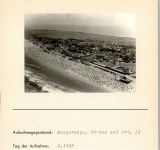 26486 W2946 Wangerooge , Nordseebad FOTO KEINE AK Luftaufnahme Strand und Ort Foto montiert auf Karton