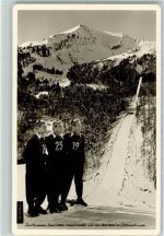 W8980 Oberstdorf Toni Brutscher Sepp Weiler bei der Skiflugschanze 1950 AK Ski Foto AK