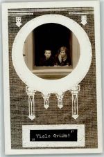 Mutter und Kind schauen aus dem Fenster AK Fotomontage Privatfoto AK