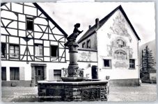 56333 W5406 Winningen , Mosel Gebrauchsspuren Der Weinhof mit Weinhexenbrunnen
