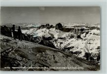 Dolomiten - Panorama dalla Marmolada il Sassolungo e Alpi di Zillertal Winteraufnahme Skifahrer