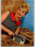 St. Catherine - Frau mit einem Kofferradio AK Radio 1967