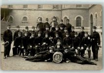 1120 Hetzendorf 1914 Privatfoto AK K u. K S.A.1 Gruppenfoto Ziehharmonika Horn Bierkrug Ort lt. Stempel