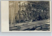 Gruppen Foto AK Bautrupp - Baracke halb fertig Soldat 1917