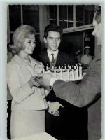Marika Kilius, Jürgen Bäumler bekommen eine Torte Schlittschuh