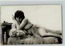 Nr. 1372 Erotik - Frau liegt in Unterwäsche auf dem Bett AK P.C. Paris