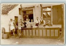 59555 W4780 Lippstadt Gebrauchsspuren Gruppenaufnahme Festgesellschaft Theke Weinfaß Ort lt. FotografPrivatfoto AK