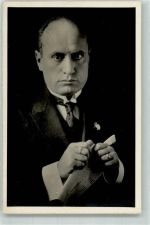 Der Duce mit ernstem Gesichtsausdruck im eleganten Anzug Mussolini