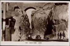 um 1930 - Aden, Hauptstraße, Durchgang, Gebirge,Mr. A. Abassi AKU1