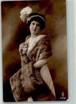 Elegante junge Frau mit Muff Hutmode PFB 2153/2 Pelzmode 1914