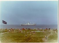 27472 W2190 Altenbruch FOTO KEINE AK Frachtschiff auf der Elbe, Schwimmbad, Strandkörbe, Nivea Flagge