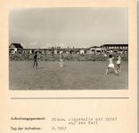 25761 W2242 Büsum FOTO KEINE AK Liegehalle mit Spiel auf dem Watt Foto montiert auf Karton